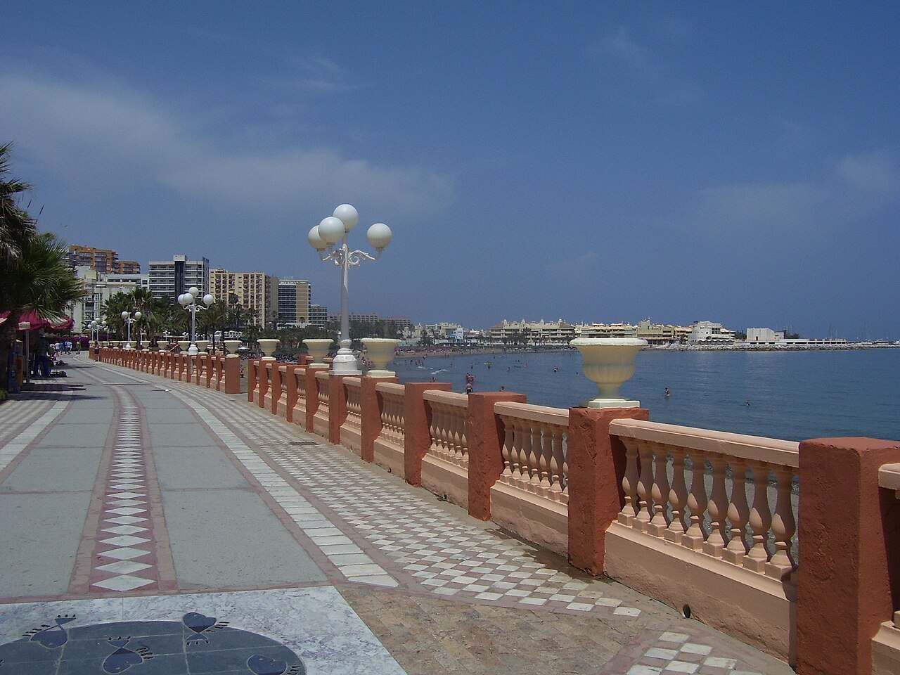 Paseo marítimo de Benalmádena Costa junto al mar