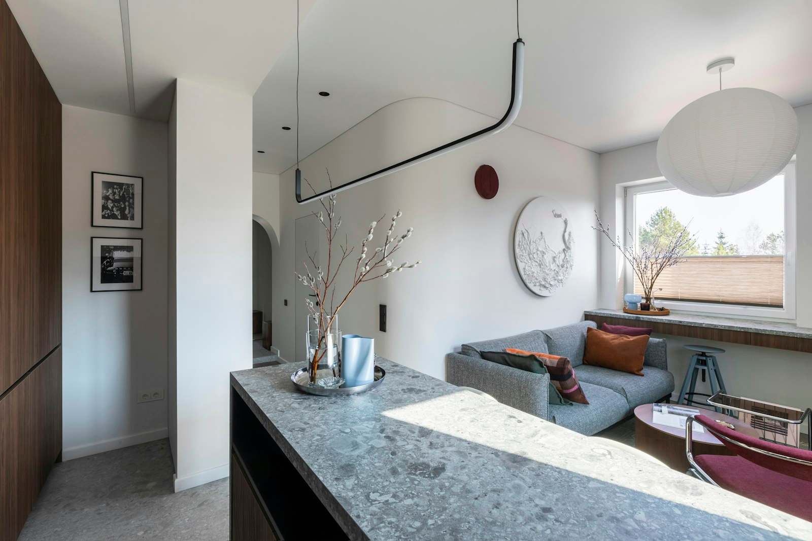 Vivienda reformada con cocina abierta, encimera de piedra y salón luminoso